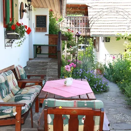 Romantikstockl Holiday home Kirchberg an der Raab