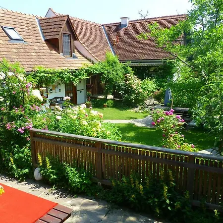 Romantikstockl Holiday home Kirchberg an der Raab